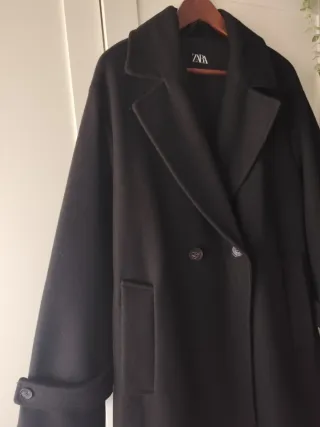 Abrigo negro Zara