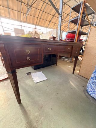 Escritorio de madera con cuero verde