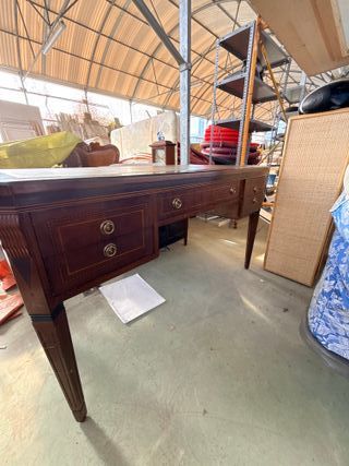 Escritorio de madera con cuero verde