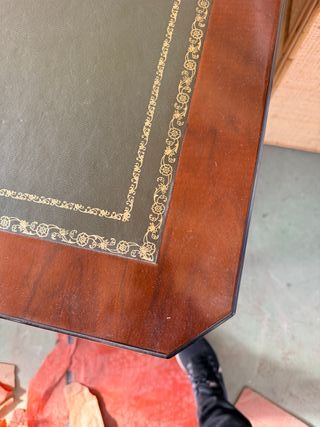 Escritorio de madera con cuero verde