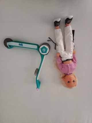 Nancy patinaje con patinete