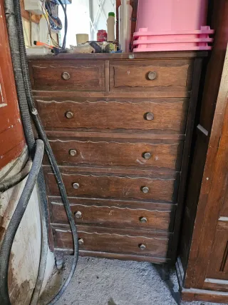 Cajonera antigua de madera en buen estado