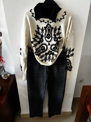 Conjunto jersey bordado con camisa y vaquero