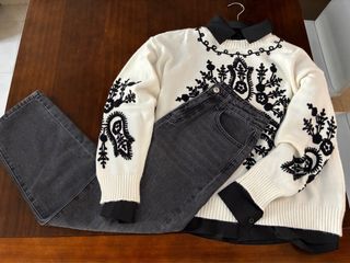 Conjunto jersey bordado con camisa y vaquero