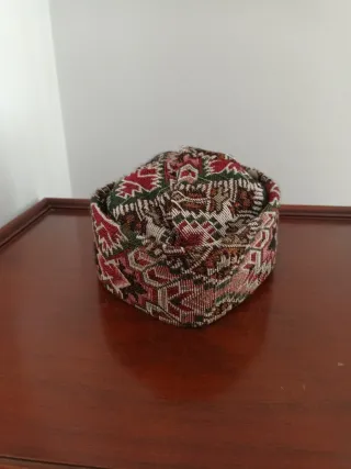Gorra bordada estilo turco