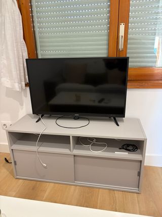 Mueble TV gris con puertas correderas