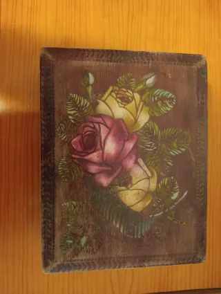 Joyero antiguo con rosas