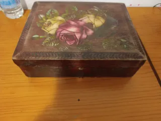 Joyero antiguo con rosas