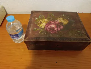 Joyero antiguo con rosas