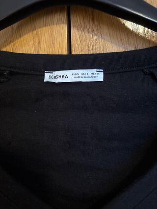 Camiseta negra manga larga pico