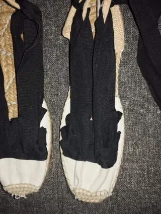 Alpargatas blancas y negras con cintas sin estrena