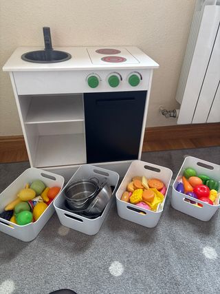 Cocinita Ikea con juguetes de comida