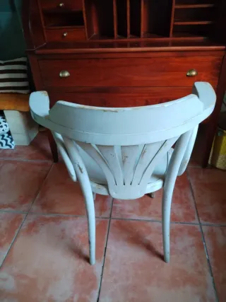 Silla de madera estilo Thonet. Pintadas a la tiza