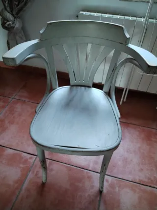 Silla de madera estilo Thonet. Pintadas a la tiza