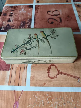 Caja antigua chapa decorada pájaros