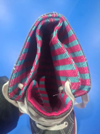 Tenis botín azules con estampado interior