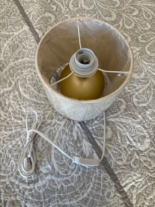 Lámpara de mesa beige y dorada