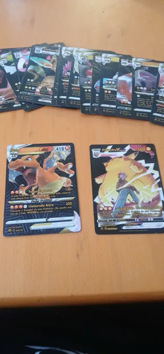 Cartas Pokémon Charizard VMAX y Pikachu VMAX