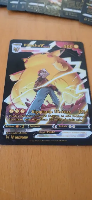 Cartas Pokémon Charizard VMAX y Pikachu VMAX