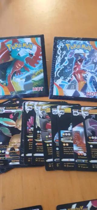 Cartas Pokémon Charizard VMAX y Pikachu VMAX