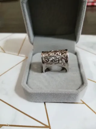 Anillo de plata con diseño calado