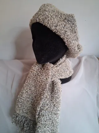 Conjunto boina y bufanda de punto, tejidas a mano