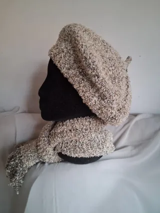 Conjunto boina y bufanda de punto, tejidas a mano