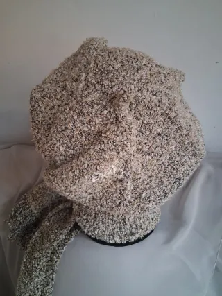 Conjunto boina y bufanda de punto, tejidas a mano