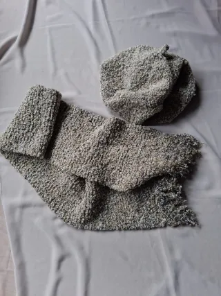 Conjunto boina y bufanda de punto, tejidas a mano