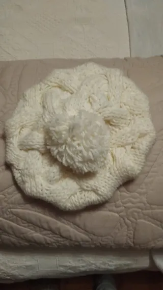 Gorro de lana tejido con pompón