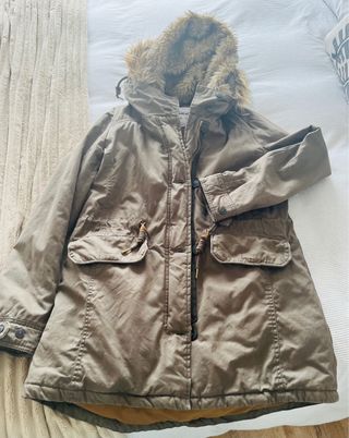 Abrigo verde caqui con capucha