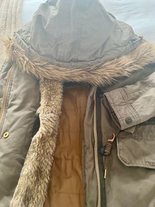 Abrigo verde caqui con capucha