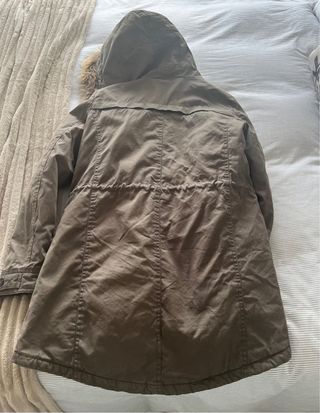 Abrigo verde caqui con capucha