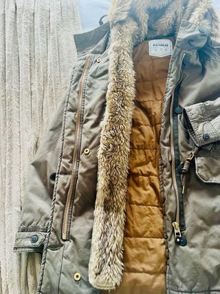 Abrigo verde caqui con capucha