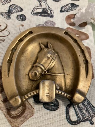 Cenicero de bronce con caballo