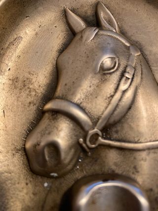 Cenicero de bronce con caballo