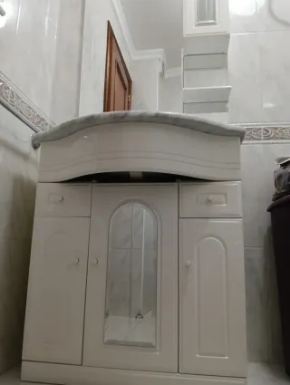 Mueble de baño blanco con espejo