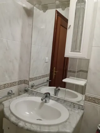 Mueble de baño blanco con espejo