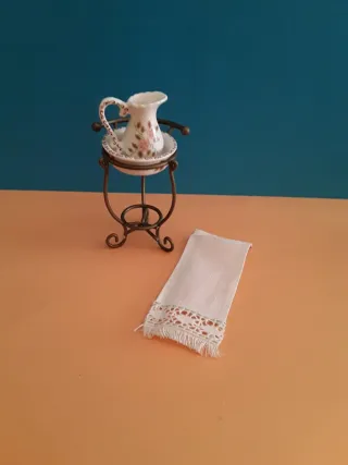 Casa delle bambole. Lavandino vintage