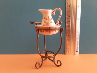 Casa delle bambole. Lavandino vintage