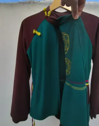 Chaqueta polar raglán marrón y verde