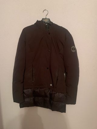 Parka negra con detalles acolchados