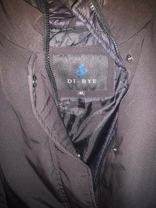 Parka negra con detalles acolchados