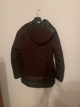 Parka negra con detalles acolchados