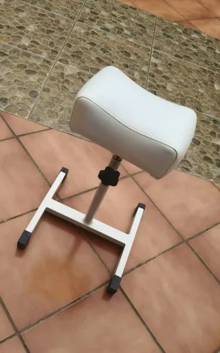 Reposapiés blanco para manicurista