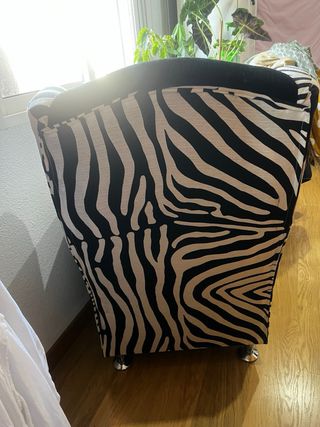 Sillón con reposapiés estampado cebra