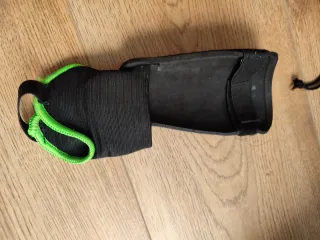 2 espinilleras DAFOR con bolsa