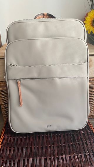 Mochila multifuncional beige y marrón