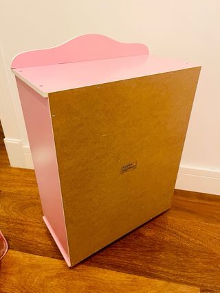 Armario de madera con accesorios para bebé