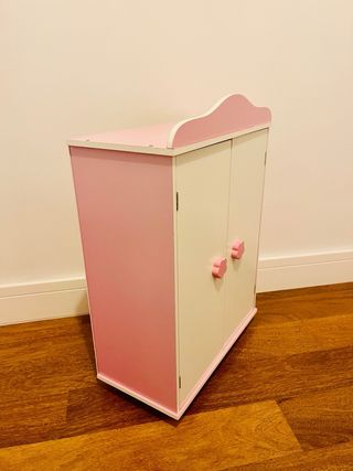 Armario de madera con accesorios para bebé